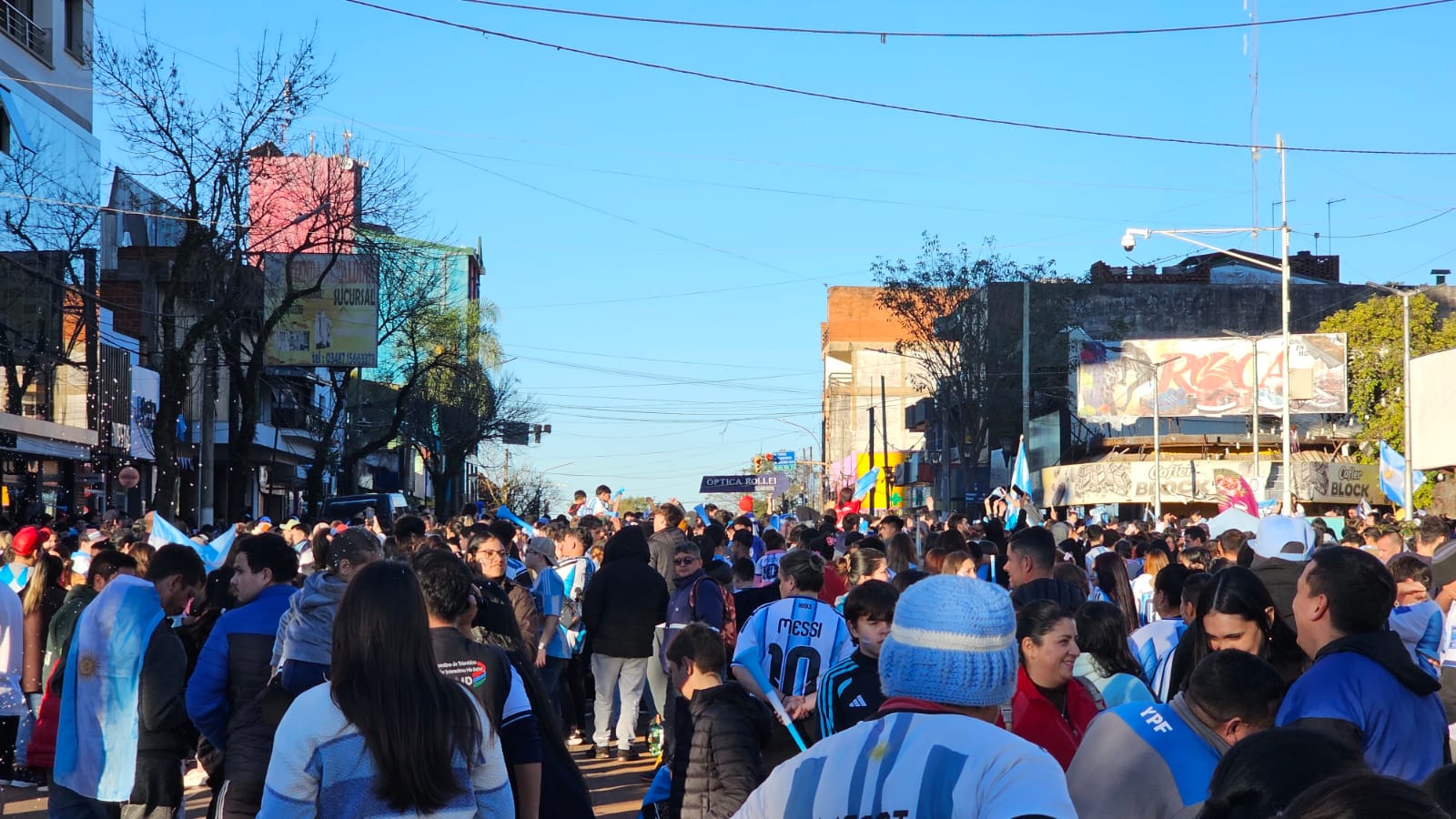 Una multitud copó el centro de Eldorado para celebrar el pase de Argentina a cuartos de final 3